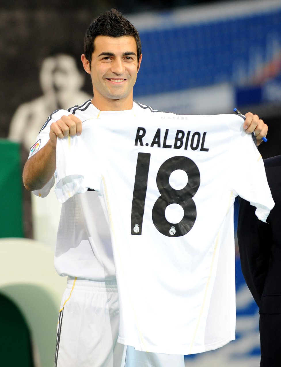 En Junio de 2009 fichó por el Real Madrid en una operación cifrada en 15 millones de euros. Su traspaso al Napoli italiano se hizo oficial el 21 de julio de 2013 por una cifra de 12 millones de euros