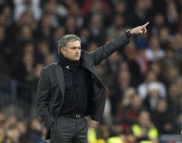 Mourinho da instrucciones durante un partido.