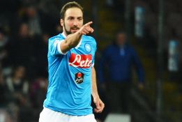 El Nápoles sigue la estela de
la Juventus gracias a Higuaín