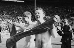 Nobby Stiles, junto con Alan Ball, celebrando la consecución del Mundial de 1966 con Inglaterra.