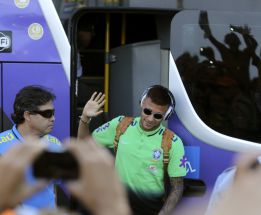 Neymar no vuelve todavía: se fue de fiesta a Itapema