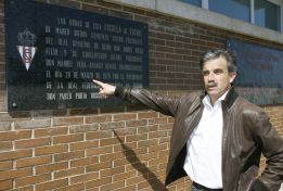Acebal, junto a la placa conmemorativa de la escuela de fútbol de Mareo.
