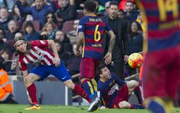 Falta de Filipe Luis a Messi en la que el brasileño vio la tarjeta roja.