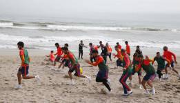 Entrenamiento del Valencia dirigido por Pako Ayestarán en El Saler.