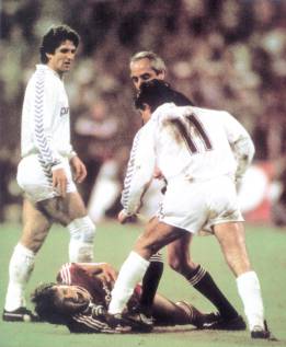 Juanito pisa a Lothar Matthäus durante un partido de Copa de Europa contra el Bayern Munich.