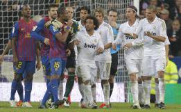 Bronca entre los jugadores del Real Madrid y Barcelona durante la temporada 2011-2012.