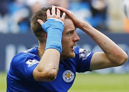Vardy ante la segunda amarilla en el duelo ante el West Ham United