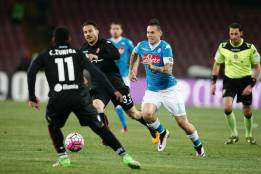 Marek Hamsik regateando a dos jugadores del Bolonia