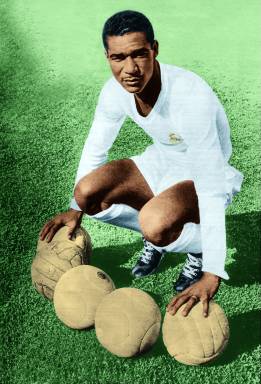 Didí, inventor de la 'folha seca', posando con la camiseta del Real Madrid.