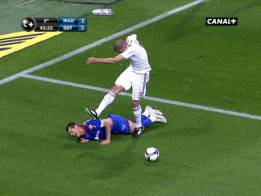 21 de abril: Pepe cose a patadas a Javier Casquero (2009)