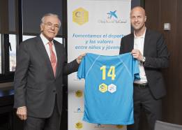 Caixa y Fundación Cruyff crearán campos para desfavorecidos