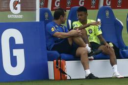 Neymar en el banquillo de la selección de Brasil