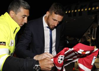 Los jugadores del Atleti, aclamados en su llegada a Madrid
