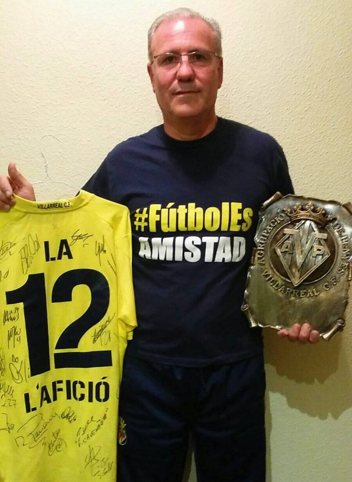 Fans del Liverpool devuelven lo robado a una peña del Villarreal