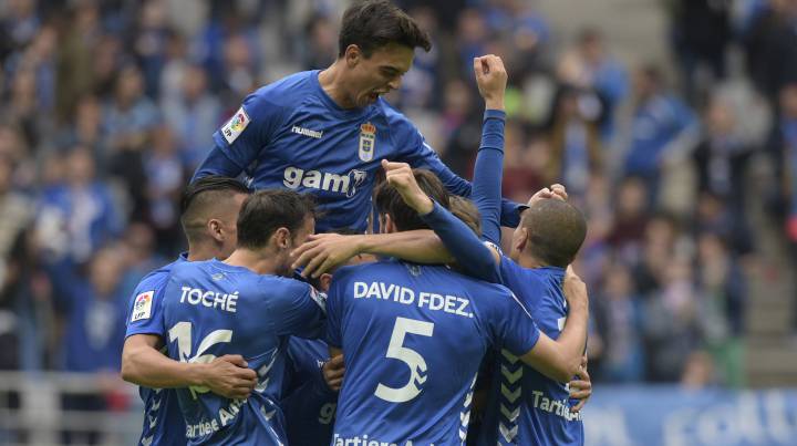El Oviedo golea al Mirandés y apura sus opciones de ascenso
