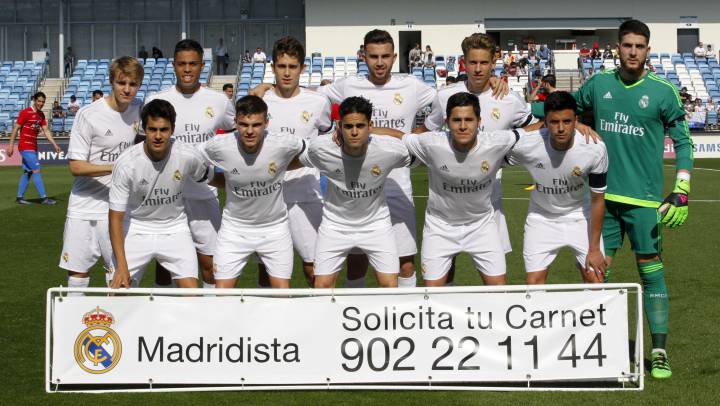 ugadores del Castilla posan para una foto antes del encuentro ante La Roda.