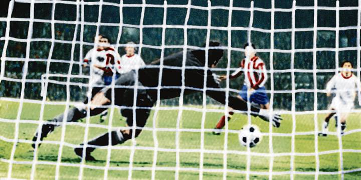 Gol de Schwarzenbeck durante el partido entre Atlético de Madrid y Bayern Munich de Copa de Europa.