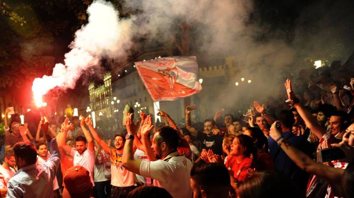 Miles de sevillistas se concentran en la Puerta Jerez