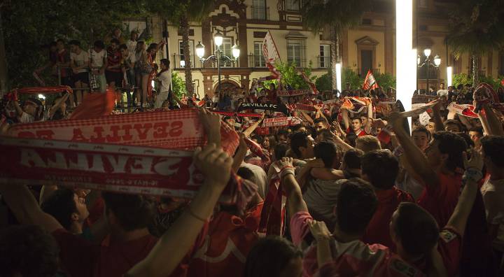 Miles de sevillistas se congregan de fiesta en la Puerta Jerez