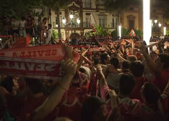 Miles de sevillistas se congregan en la Puerta Jerez