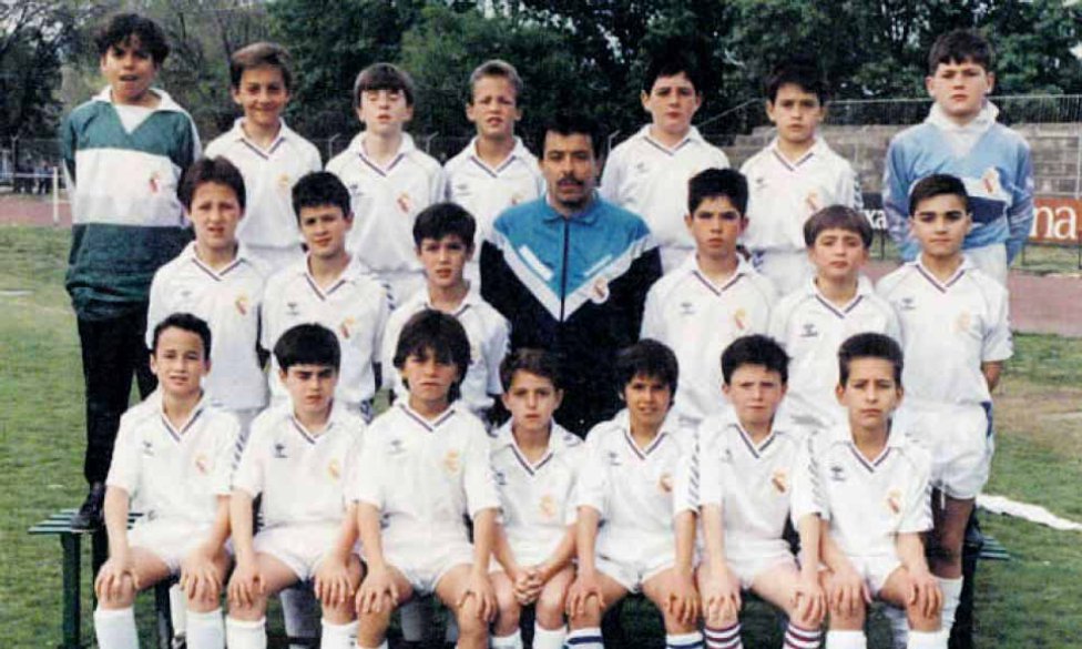 El portero mostoleño nació el 20 de mayo de 1981. Empezó a jugar en el colegio, hasta que a los diez años los ojeadores del Real Madrid Club de Fútbol se lo llevaron a las categorías inferiores del equipo capitalino porque, incluido en el equipo Losada, había tenido una actuación destacada en el Torneo Social que el club organiza anualmente.