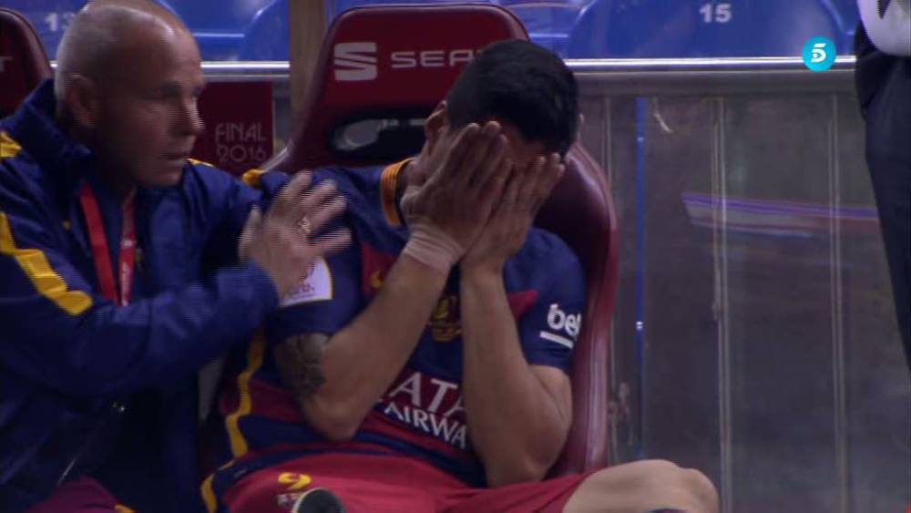 Su&aacute;rez se march&oacute; lesionado y rompi&oacute; a llorar en el banquillo