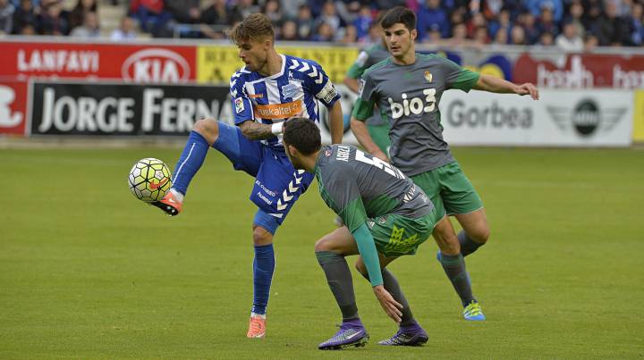 El Alavés se pone líder tras superar a la Ponferradina