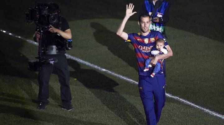 Barcelona midfielder Busquets agrees new contract