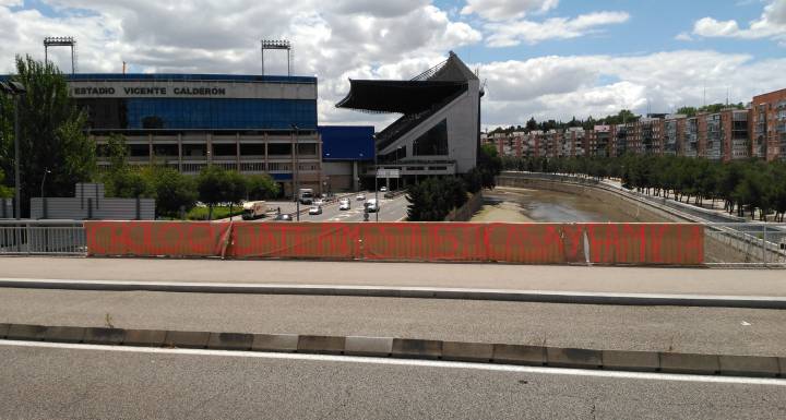 The sign put up by fans outside Atletico Madrid's Vicente Calderon stadium calling on Diego 'El Cholo' Simeone to stay.