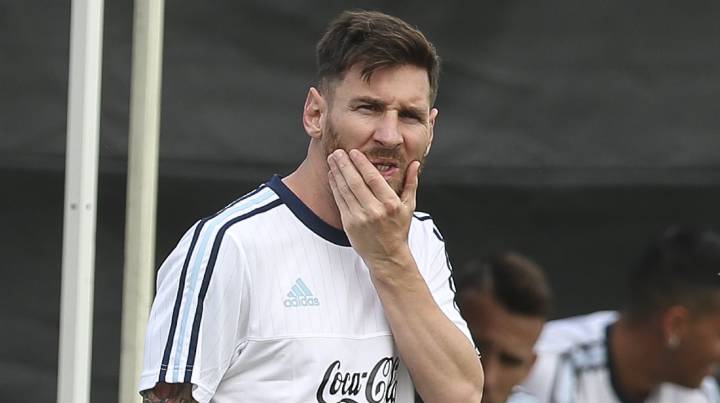 Messi no estará por lesión en el debut de Argentina ante Chile