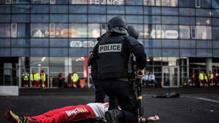Las autoridades francesas durante un simulacro antes de la Euro
