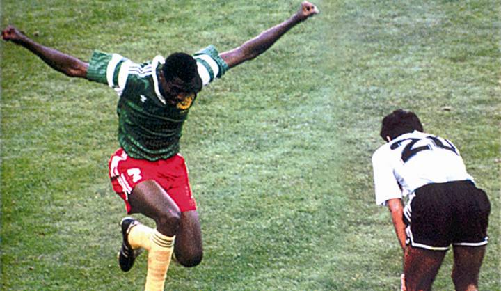 Oman Biyik celebra un tanto de Camerún en el partido contra Argentina del Mundial de Italia 1990.