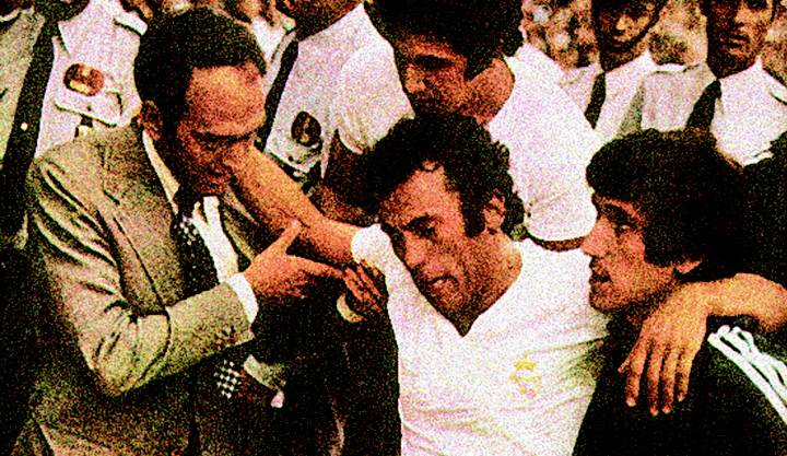 El jugador del Real Madrid, Amancio, se retira lesionado durante un partido contra el Granada.