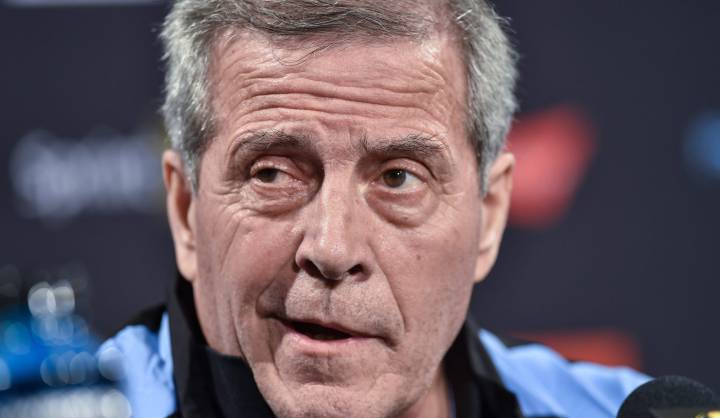 El seleccionador uruguayo, Óscar Washington Tabárez, durante una rueda de prensa.