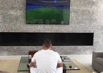 Benzema supports his countrymen from the sofa