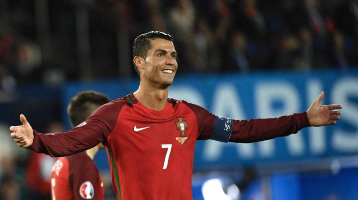 Austrian fans to Cristiano Ronaldo: "Messi, Messi!"