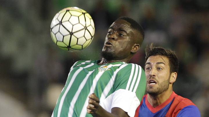 Betis y Villarreal negocian el traspaso de Alfred N'Diaye