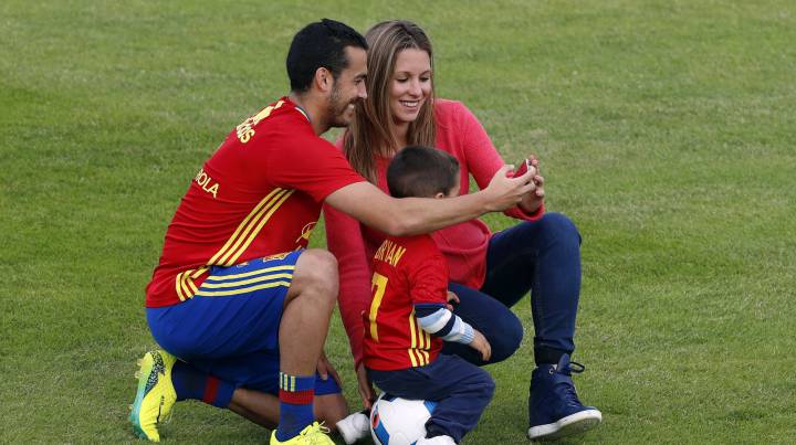 Pedro con su familia pero declara que no lo merece la pena venir con españa