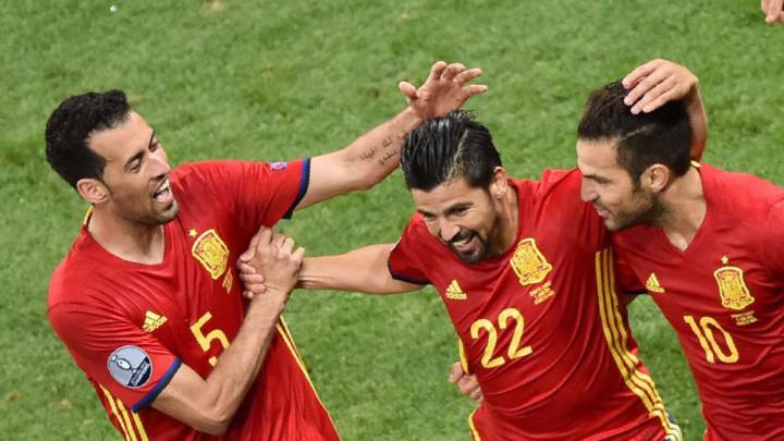 Busquets and Piqué bang the Barcelona drum for Nolito