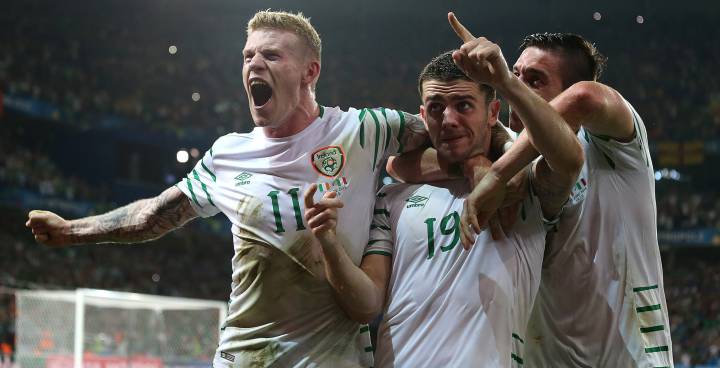 Euro 2016: Brady strike takes Republic of Ireland into last 16