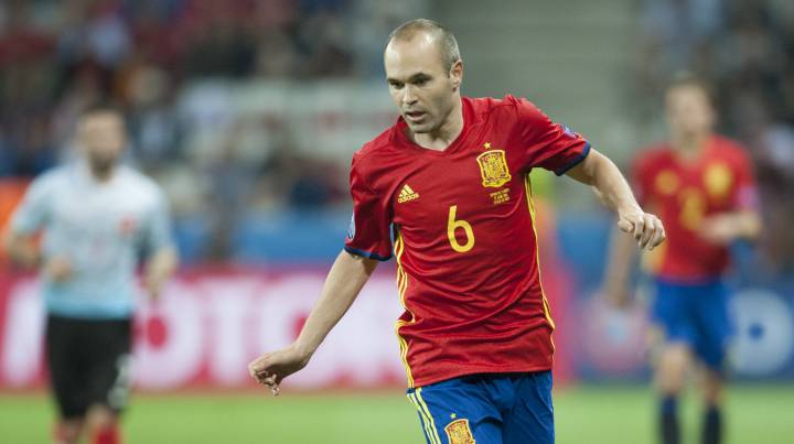 Iniesta, Payet y Xhaka, únicos con dos MVP en la primera fase