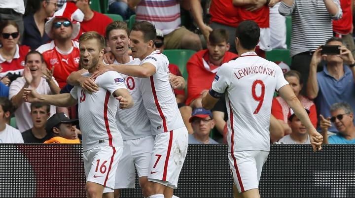 Fabianski es el héroe de Polonia, Xhaka falló el penalti decisivo