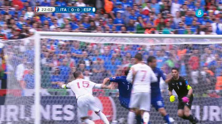 Ramos pidió penalti por un agarrón de Chiellini en el área
