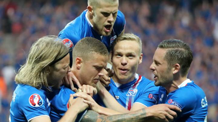 Islandia gana a Inglaterra por 2 goles a 1 y lo celebran