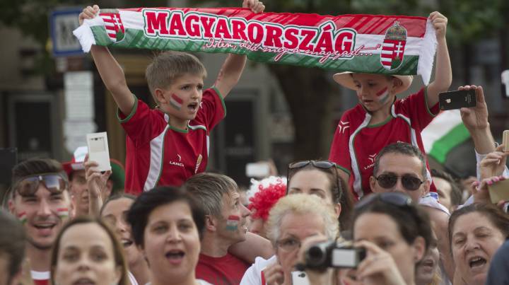 Miles de húngaros reciben a su selección en Budapest