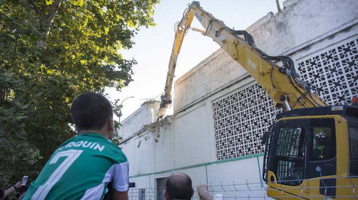 Poyet y cientos de aficionados en la demolición del Gol Sur
