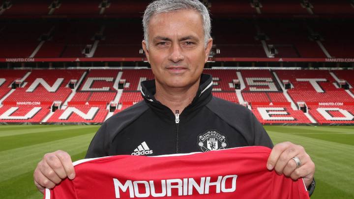 José Mourinho se presentó como entrenador del Manchester United.