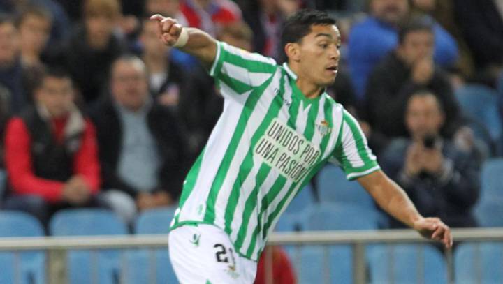 Lorenzo Reyes se desvincula del Betis y se acerca a Chile