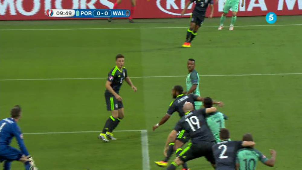 Cristiano reclamó penalti por un agarrón de Collins