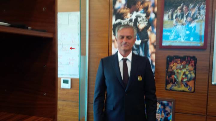 Is that Pogba's name written on Mourinho's whiteboard?